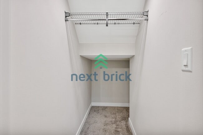 Building Photo - Charming 2-Bed, 2-Bath Townhouse Retreat in Seattle's Vibrant Heart – 1100 Sq Ft of Modern Living!