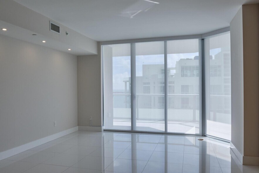 Building Photo - 1300 Brickell Bay Dr