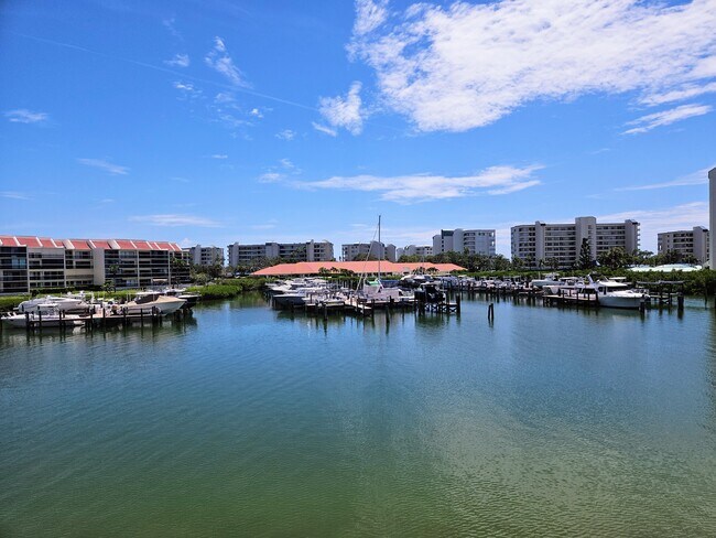Building Photo - 7600 Sun Island Dr S