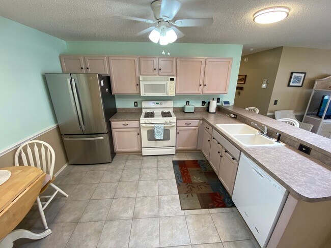 Building Photo - Great Location Turnkey Villa In The Villag...