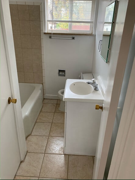 Building Photo - 165 E Oxford Ave