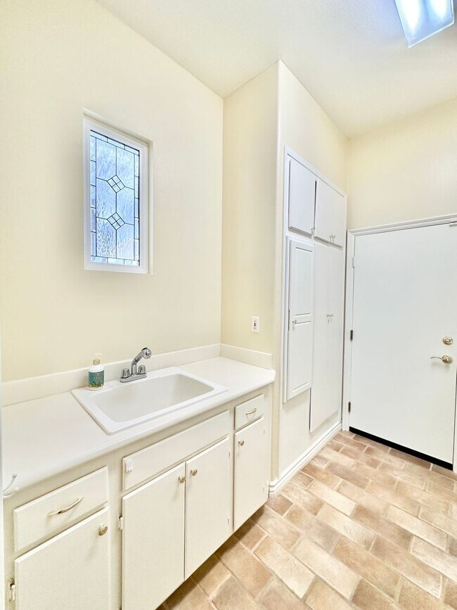 Building Photo - Beautiful Single-Level Custom Home with Serene Backyard Space in the Lovely Peppertree Park Commu...