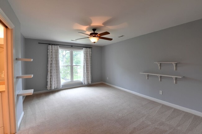 Building Photo - 106 Manlyn Dr