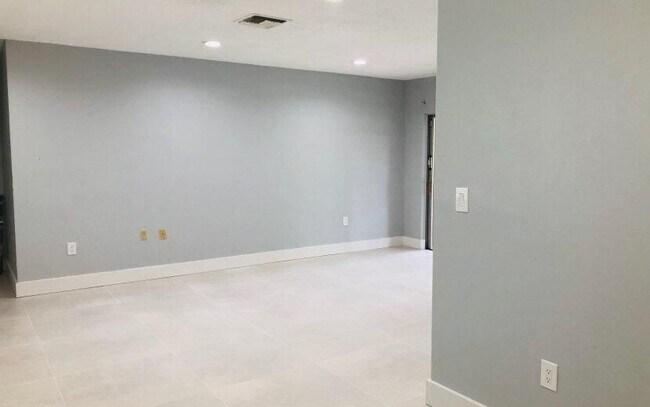 Building Photo - 930 Benevento Ave