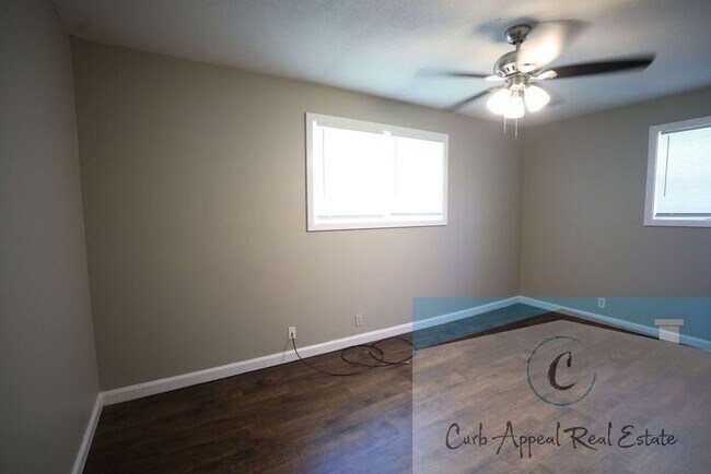 Building Photo - Move in special $600!! Recently renovated 3 bed 1 bath home with fenced yard and a bonus space! -...