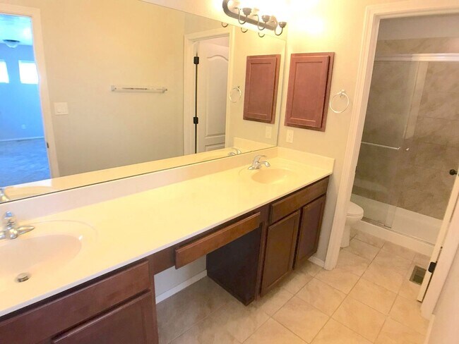 Building Photo - Modern 3 bedroom in Tierra Oeste neighborh...