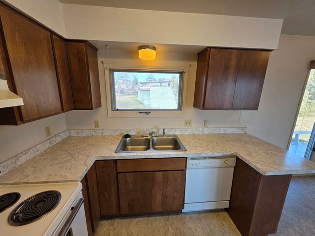 Building Photo - Single level duplex with attached single-c...