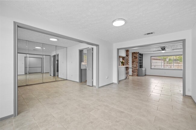 Building Photo - 13834 Oakwood Ln