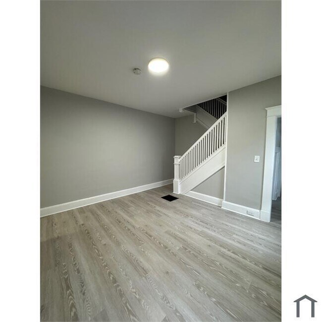 Building Photo - 3 Bedroom Rehabbed home