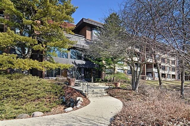 Building Photo - "Charming 2-Bed, 2-Bath Retreat in the Heart of Hinsdale – Spacious 2071 Sq Ft Haven!"