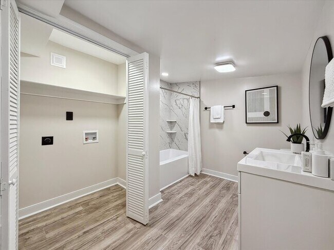 Building Photo - 3885 Strawberry Plains Rd