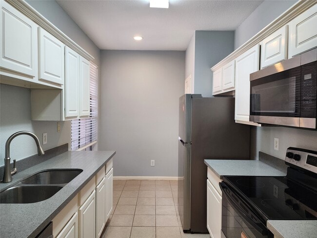 Building Photo - 2255 Braeswood Park Dr