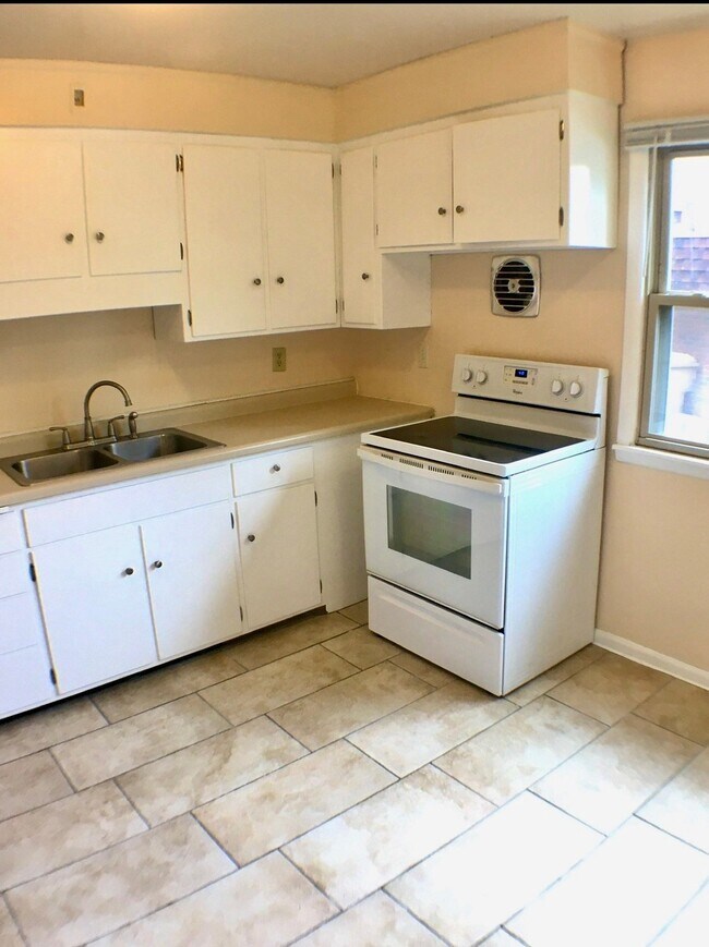 Building Photo - 422 Rushmore Ln