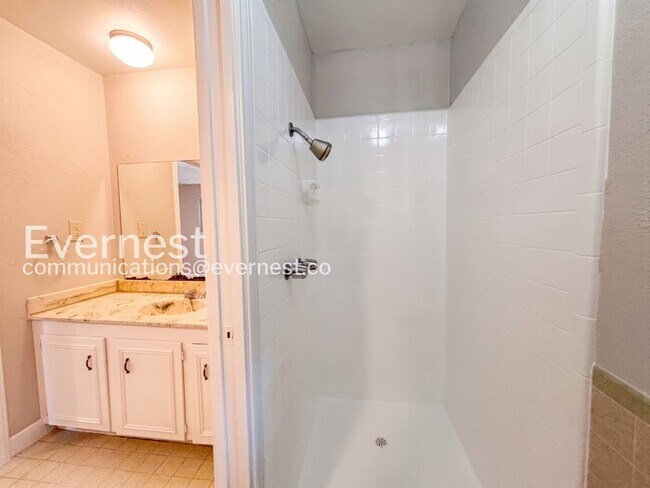 Building Photo - 3 Bed/2.5 Bath Home with Fenced Yard & Detached Garage / Pet-Friendly / Available Now!