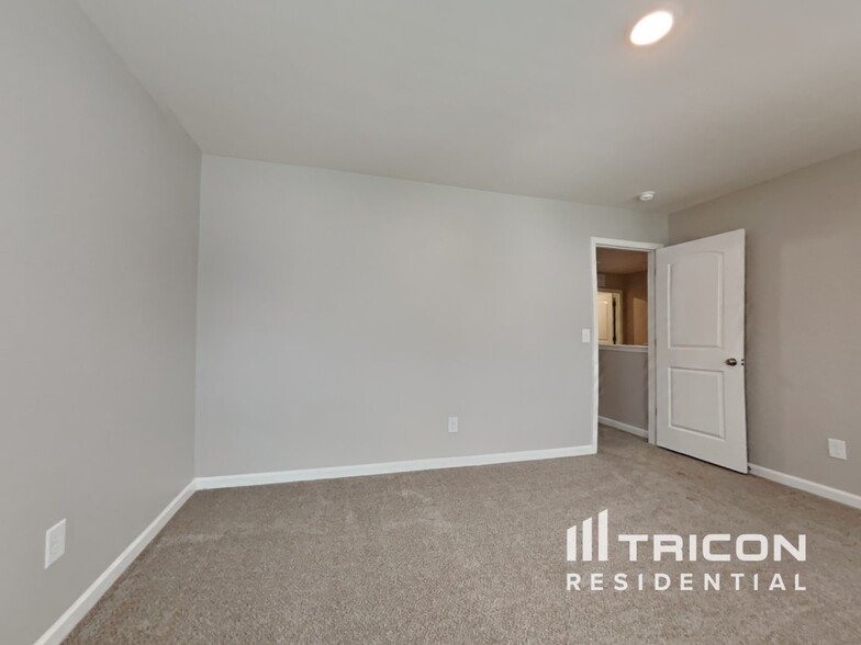 Building Photo - 335 Thistle Downs Dr