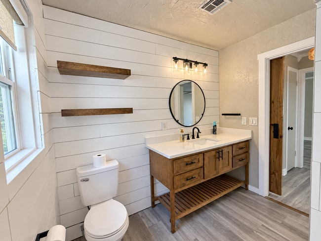 Building Photo - Charming 2 Bed 1 Bath