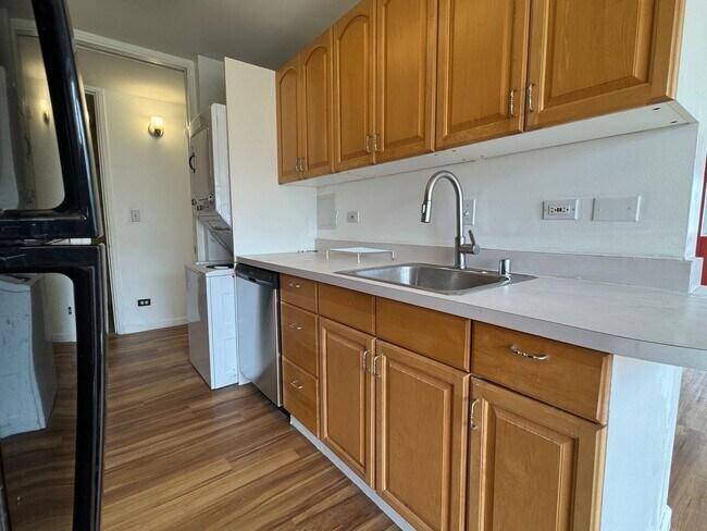 Building Photo - 2 Bed/1.5 Bath/1 Parking at Twin Towers in...