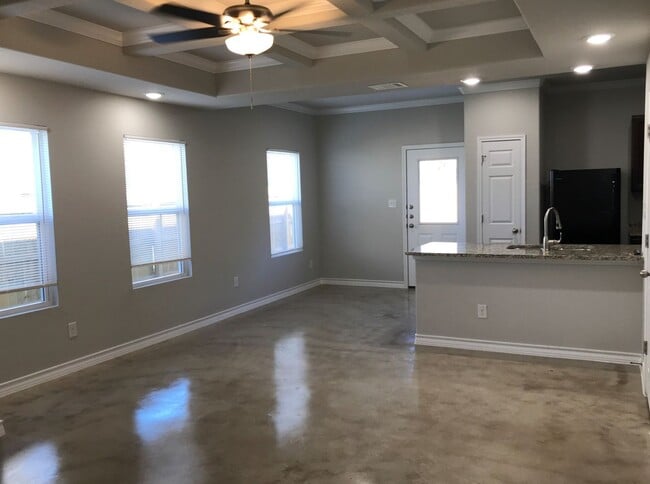 Building Photo - Town home for rent