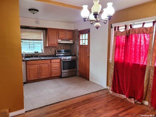 Building Photo - 1999 Lakeville Rd