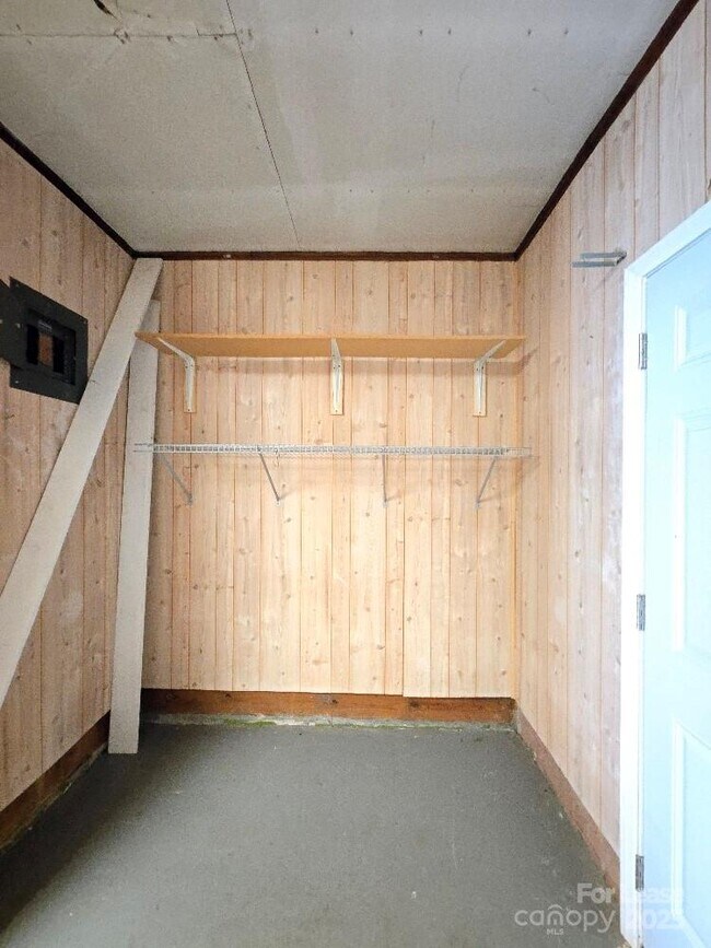 Building Photo - 910 Holly Dr