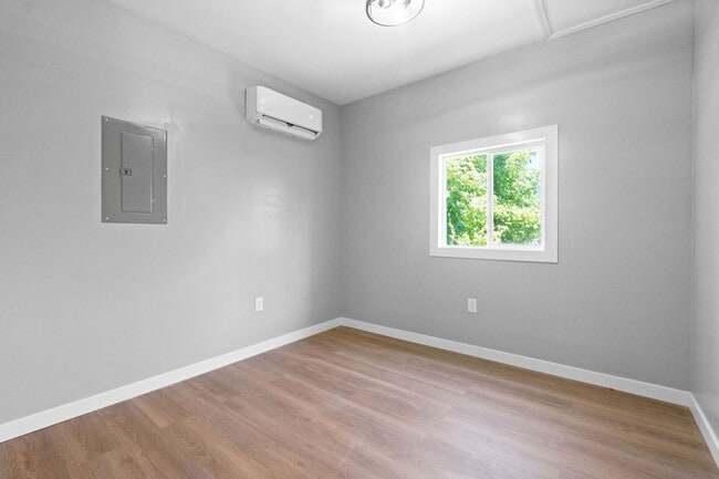 Building Photo - OWNER  PAYS UITLITES!!!