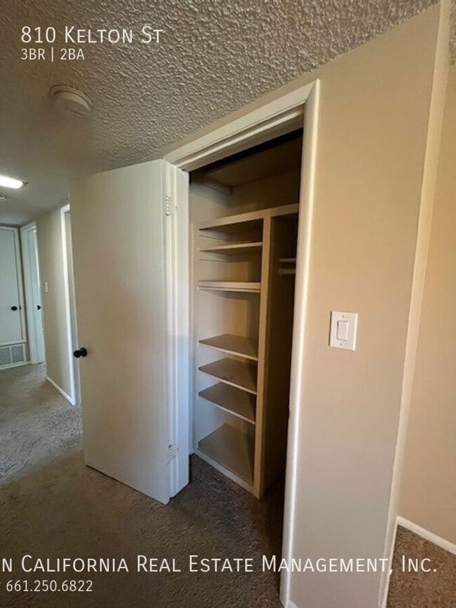 Building Photo - 810 Kelton St