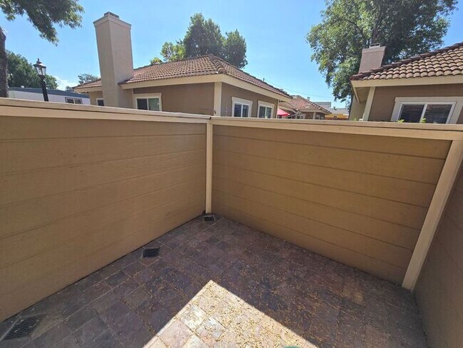 Building Photo - Unique 3 bedroom home located in the vibra...