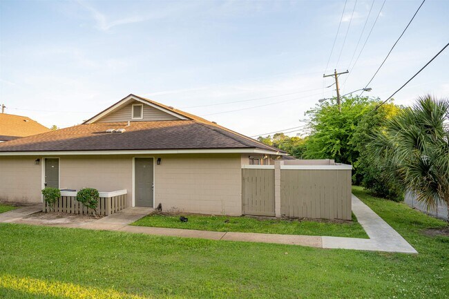 Primary Photo - 2241 W Pensacola St