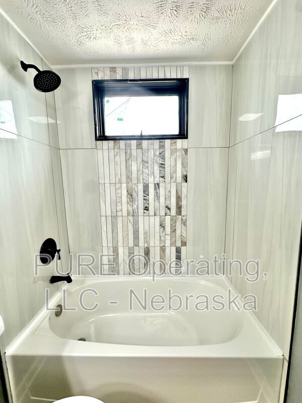 Building Photo - 2205 Lindyview Rd