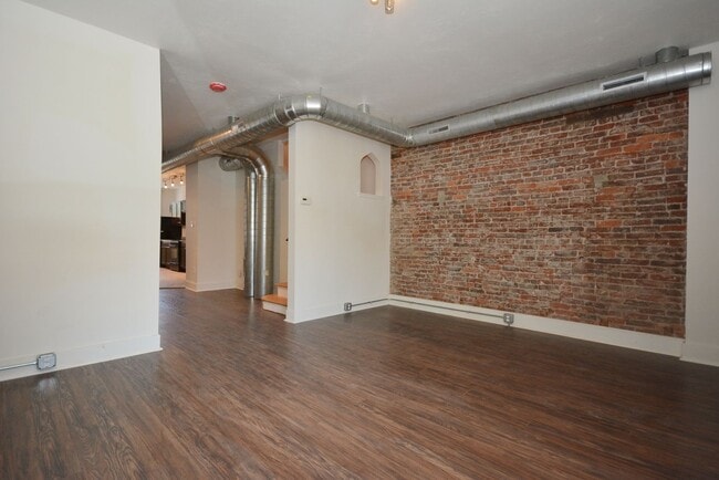 Building Photo - SPACIOUS AND MODERN HOUSE IN OAKLAND AVAILABLE AUGUST!