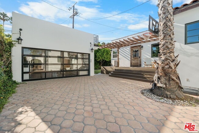 Building Photo - 441 Flores St