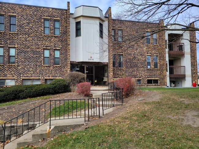 Primary Photo - 2216 Country Club Dr