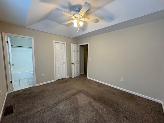 Building Photo - Nice 2/2.5 Townhouse in East Rome- $1,295