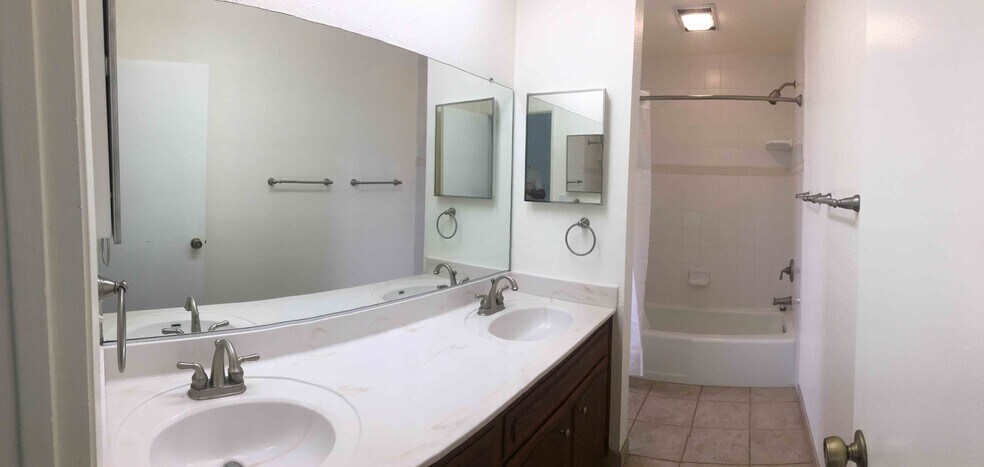 Master Bath-Dual Sinks/Med Cabs - 3033 Hollycrest Dr