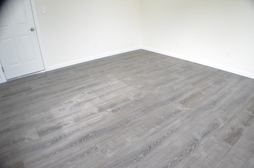 Building Photo - 563 Burritt St