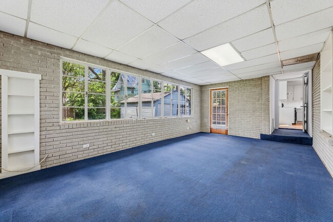 Building Photo - Nicely Updated 3/2 in Hyde Park