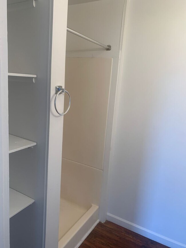 Building Photo - Spacious 3rd floor efficiency York City