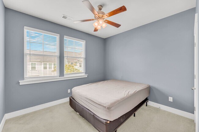 Building Photo - Charming Partially Furnished 3BR/2.5BA Home in the Heart of Park Circle — Available for Quick Mov...