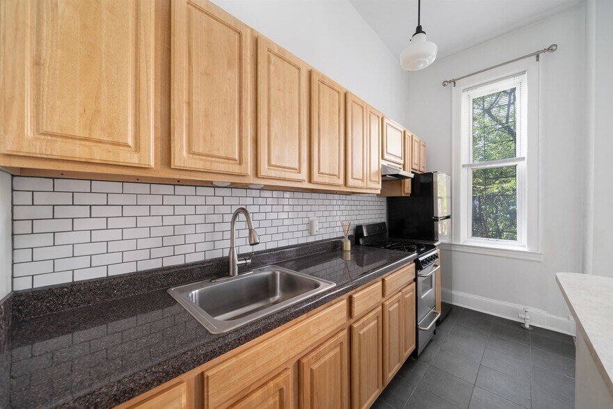 Building Photo - 160 2nd St