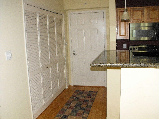 Building Photo - 3175 Summit Square Dr