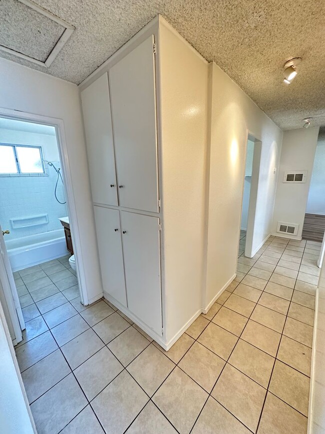Building Photo - Beautiful House 3RB/1BA Single Family Home with 2 Car Garage & Large Fenced Backyard.
