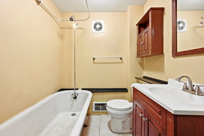 Building Photo - $4,720.95 with $300 off the first month's rent, 5 Beds - 5 Bath, Single Family Home in Denver wit...