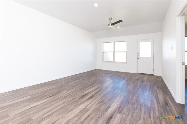 Building Photo - 5815 Betty Lou Dr