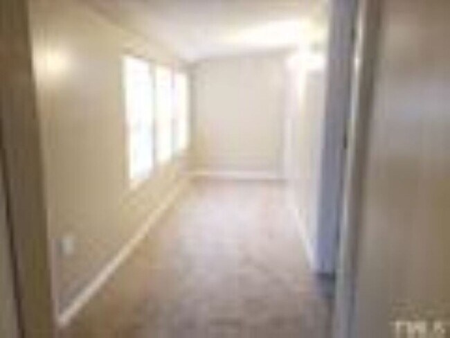 Building Photo - Cute, 2 Bedroom Bungalow in historic East ...