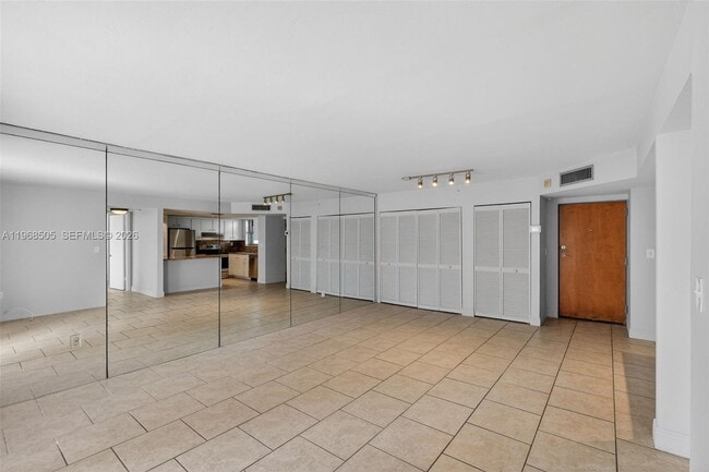 Building Photo - 555 NE 30th St