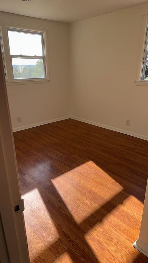 Building Photo - 3 Bedroom House Available for Immediate mo...