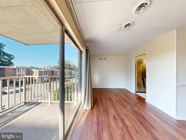 Building Photo - 2622 Fort Farnsworth Rd