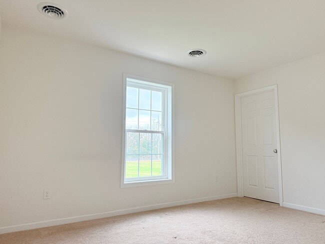 Building Photo - Spacious 3-Bedroom Townhome with Prime Rou...