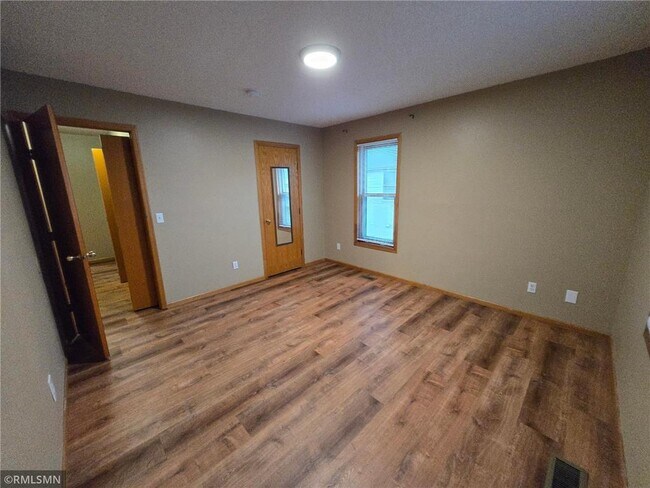 Building Photo - 614 S 19th Ave