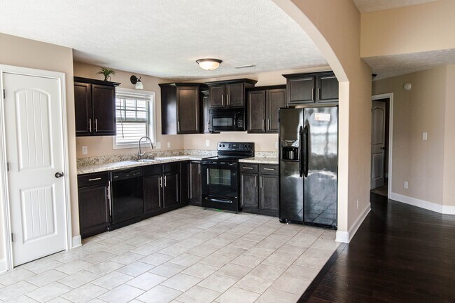 Building Photo - Pet Friendly Three Bedroom!